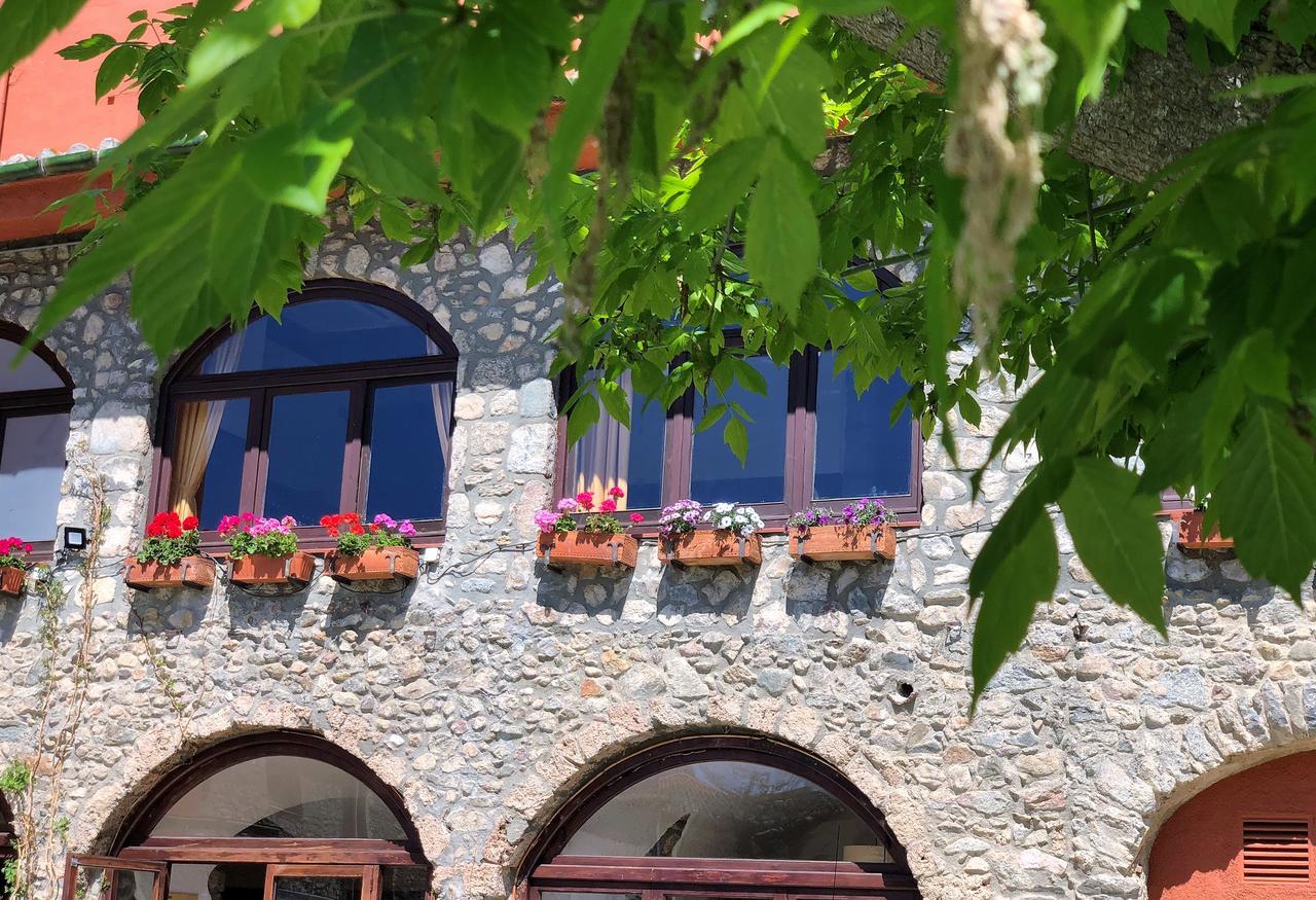 Hotel La Fonda Dels Pirineus Macanet De Cabrenys Exterior photo